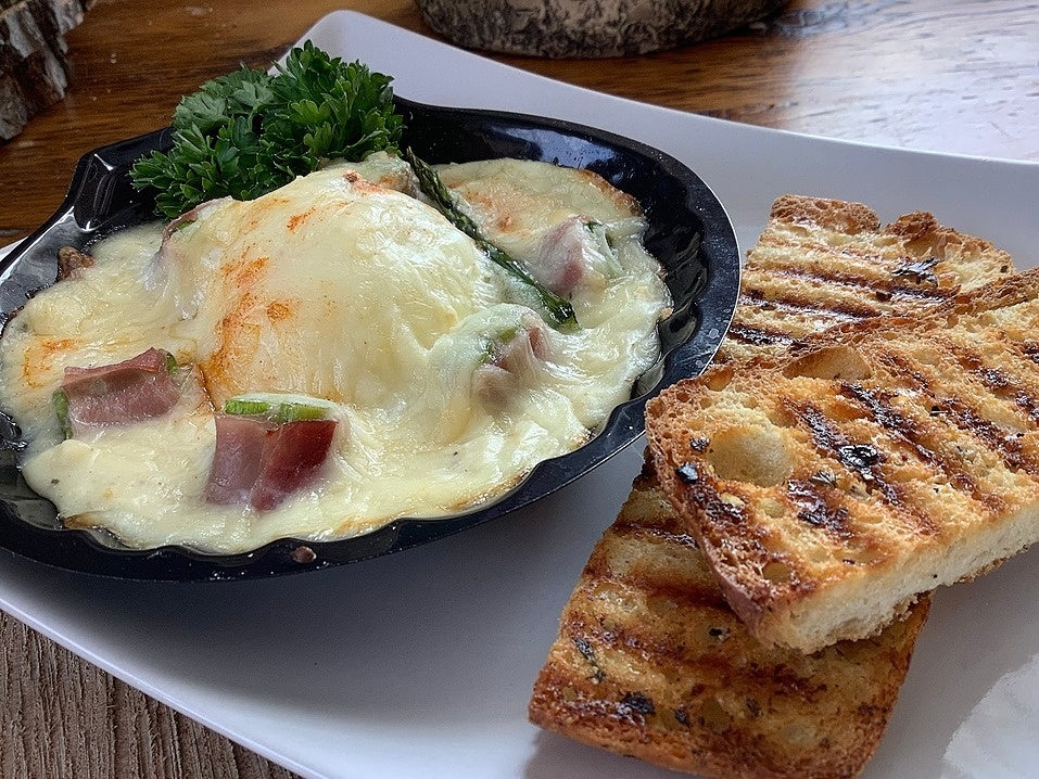 Coquille aux asperges et jambon avec oeuf mollet